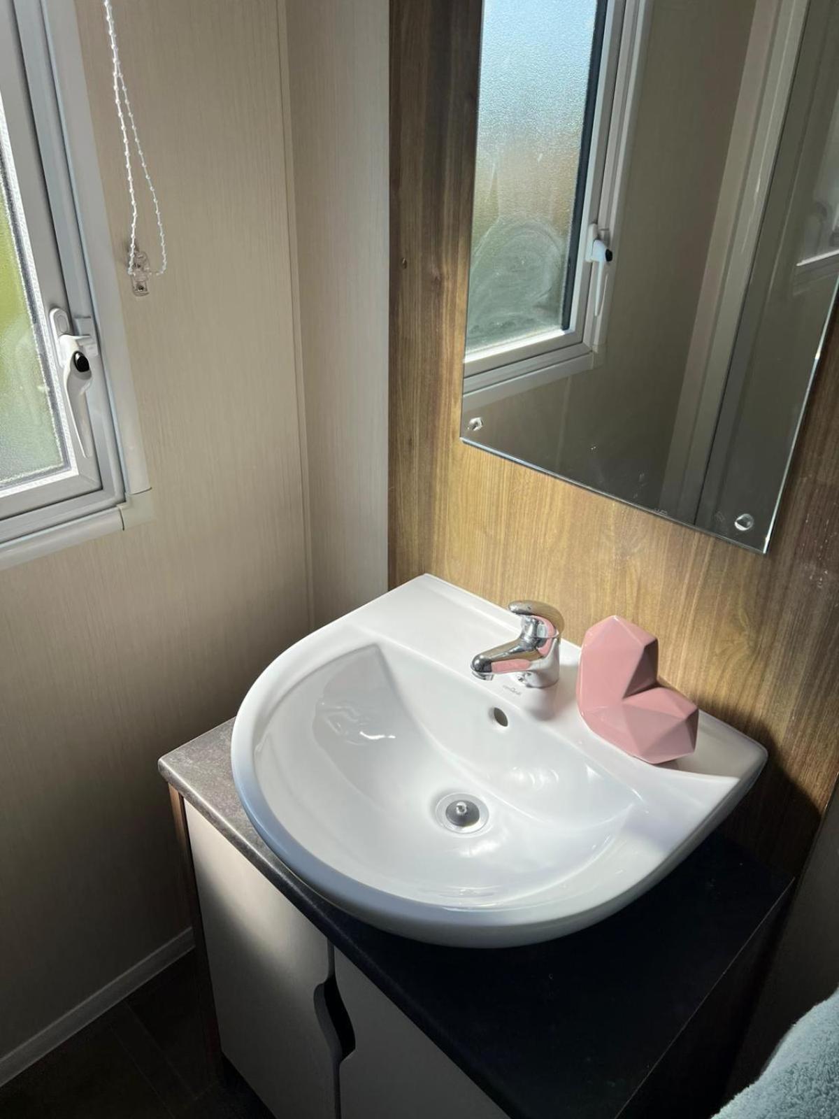 Camping Caravan With Free Unlimited Wi-fi In Scratby, Norfolk Ref 50071d *