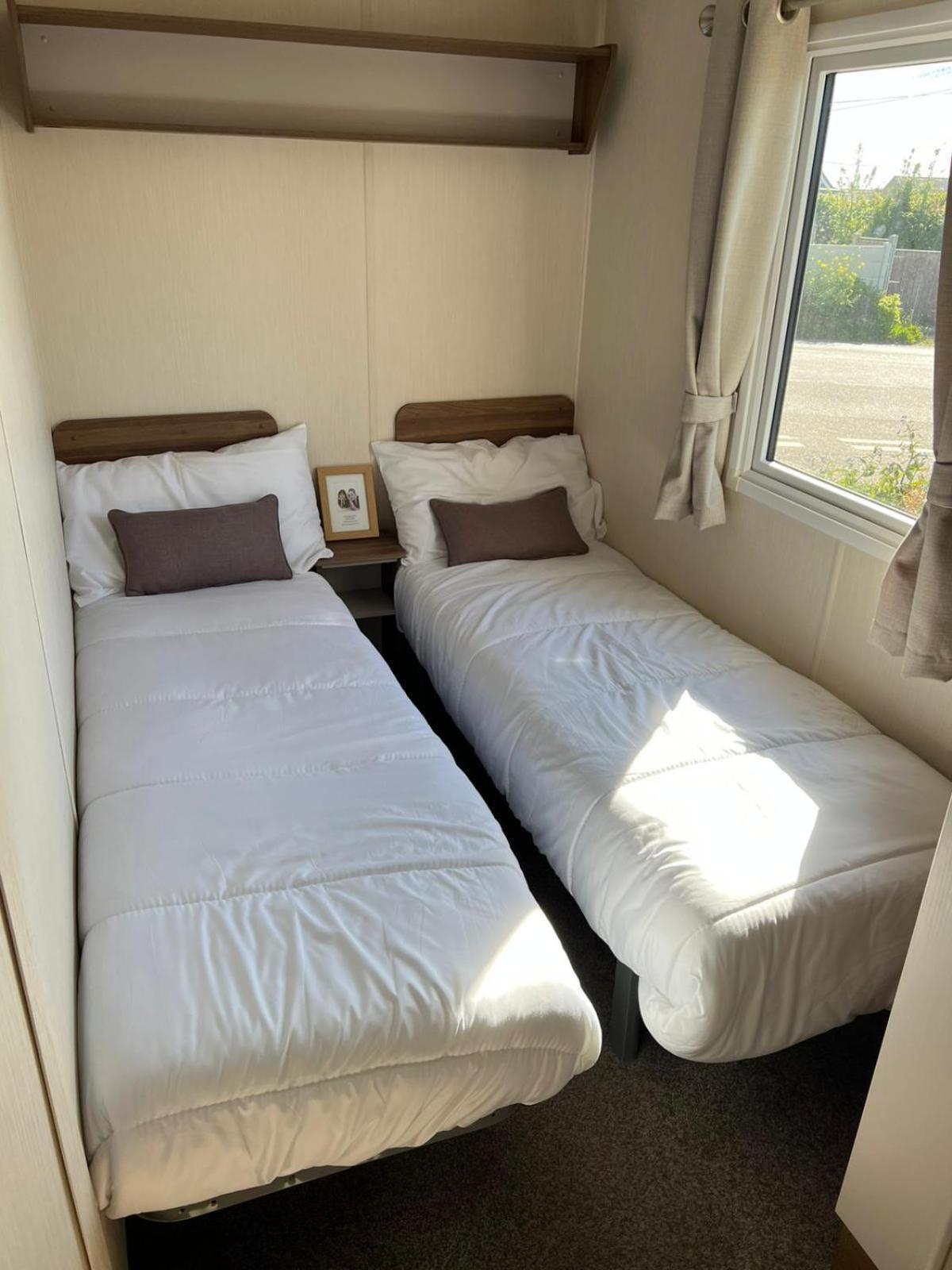 Camping Caravan With Free Unlimited Wi-fi In Scratby, Norfolk Ref 50071d *
