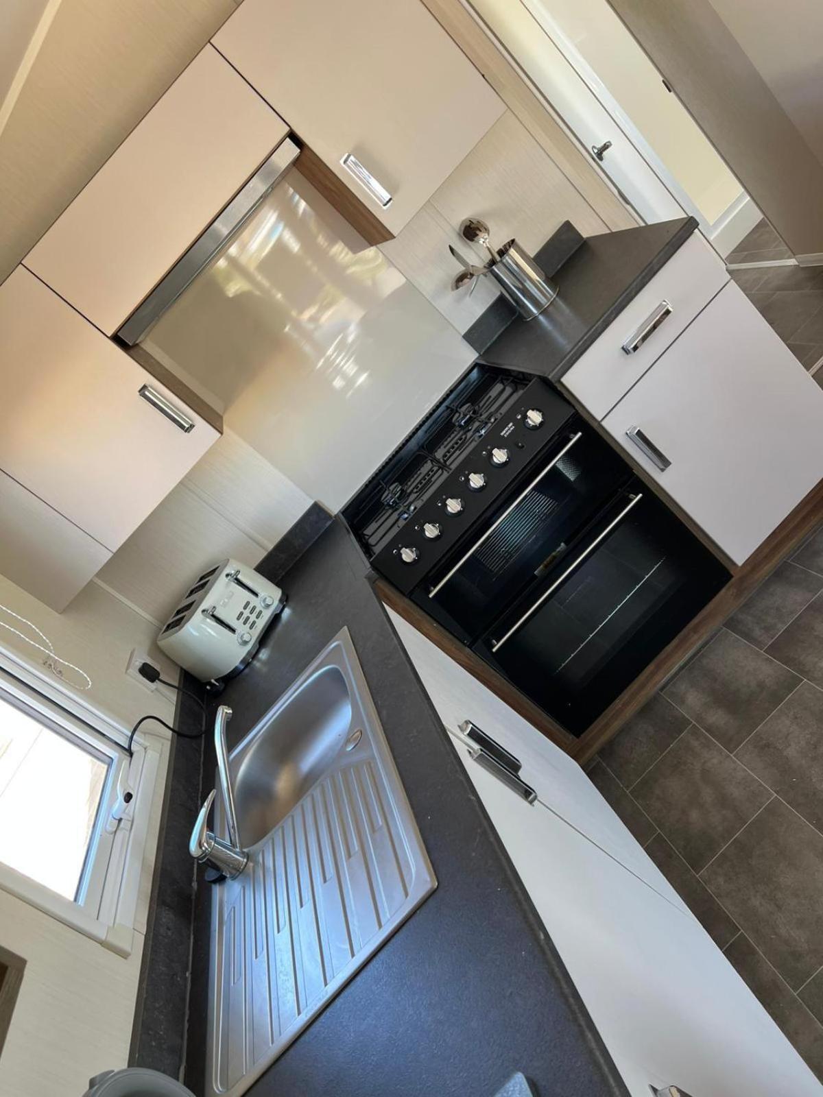Caravan With Free Unlimited Wi-fi In Scratby, Norfolk Ref 50071d Camping Great Yarmouth