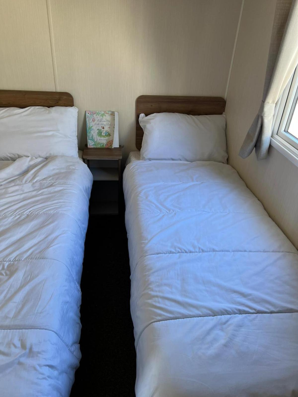 Caravan With Free Unlimited Wi-fi In Scratby, Norfolk Ref 50071d * Great Yarmouth