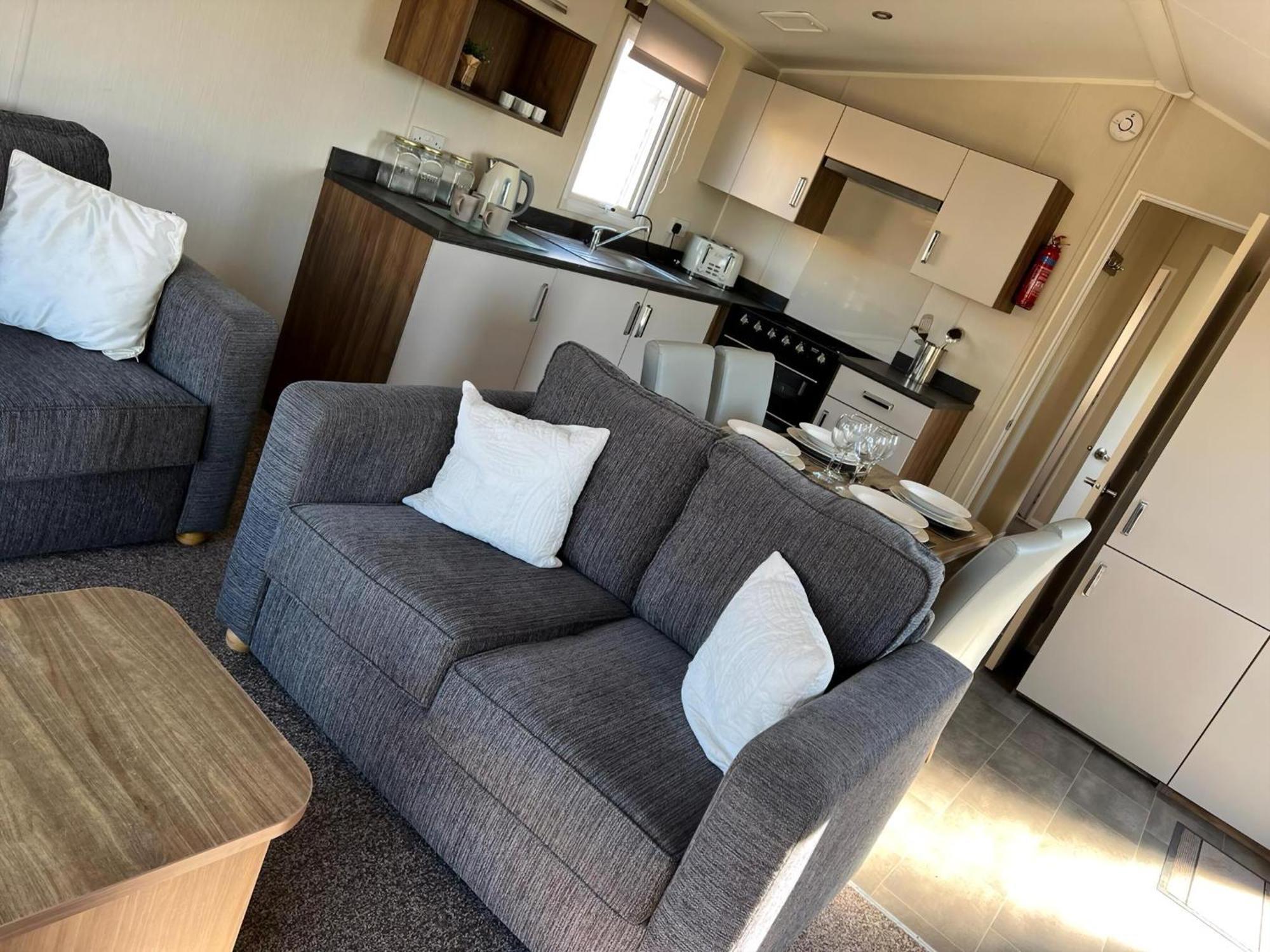 Caravan With Free Unlimited Wi-fi In Scratby, Norfolk Ref 50071d *