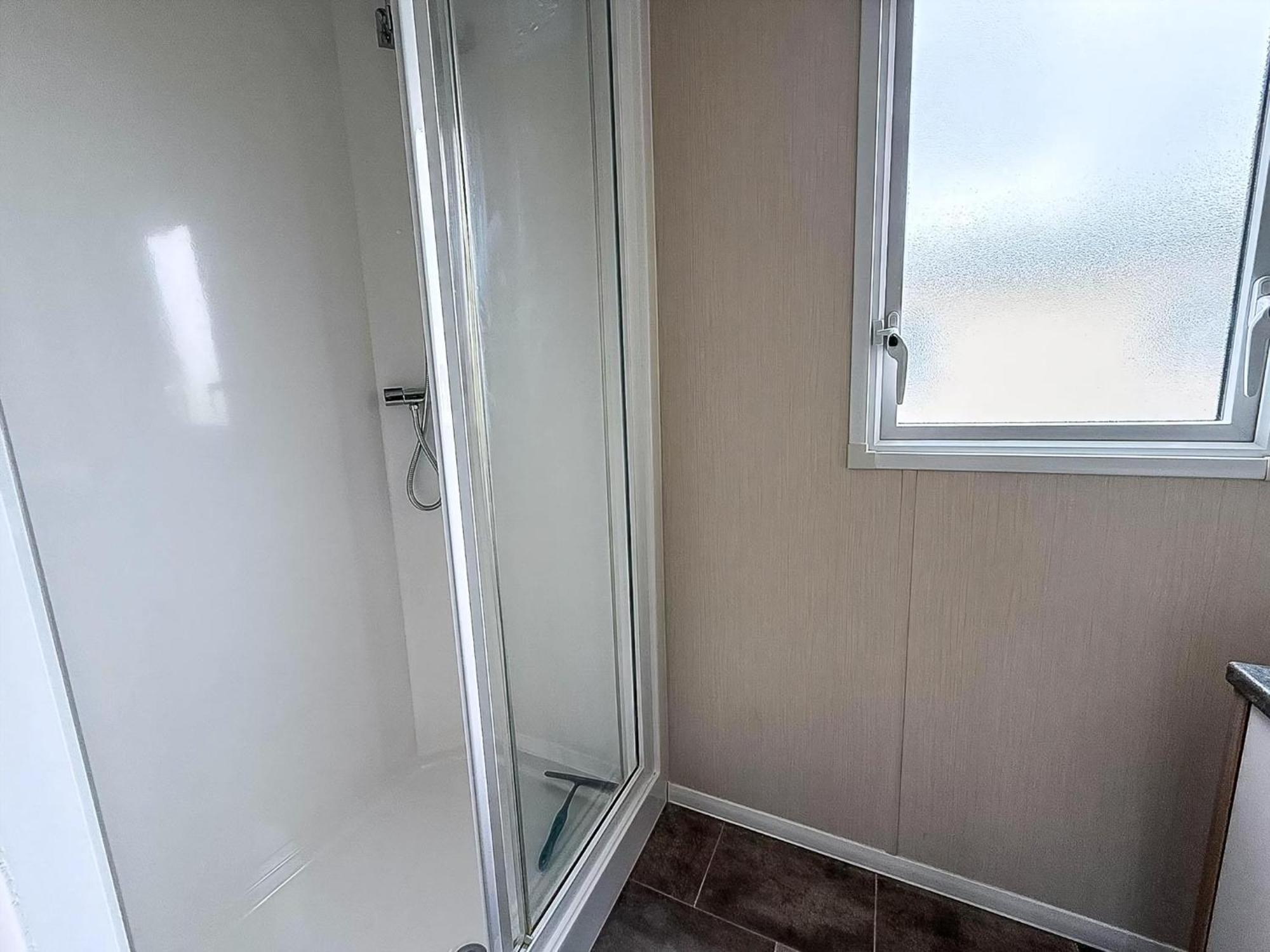 Caravan With Free Unlimited Wi-fi In Scratby, Norfolk Ref 50071d Camping *