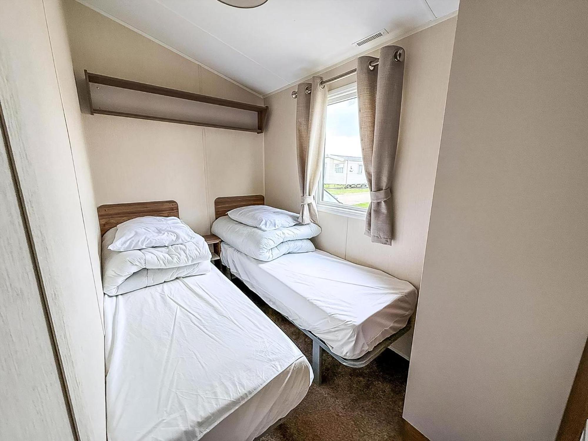 Camping Caravan With Free Unlimited Wi-fi In Scratby, Norfolk Ref 50071d *