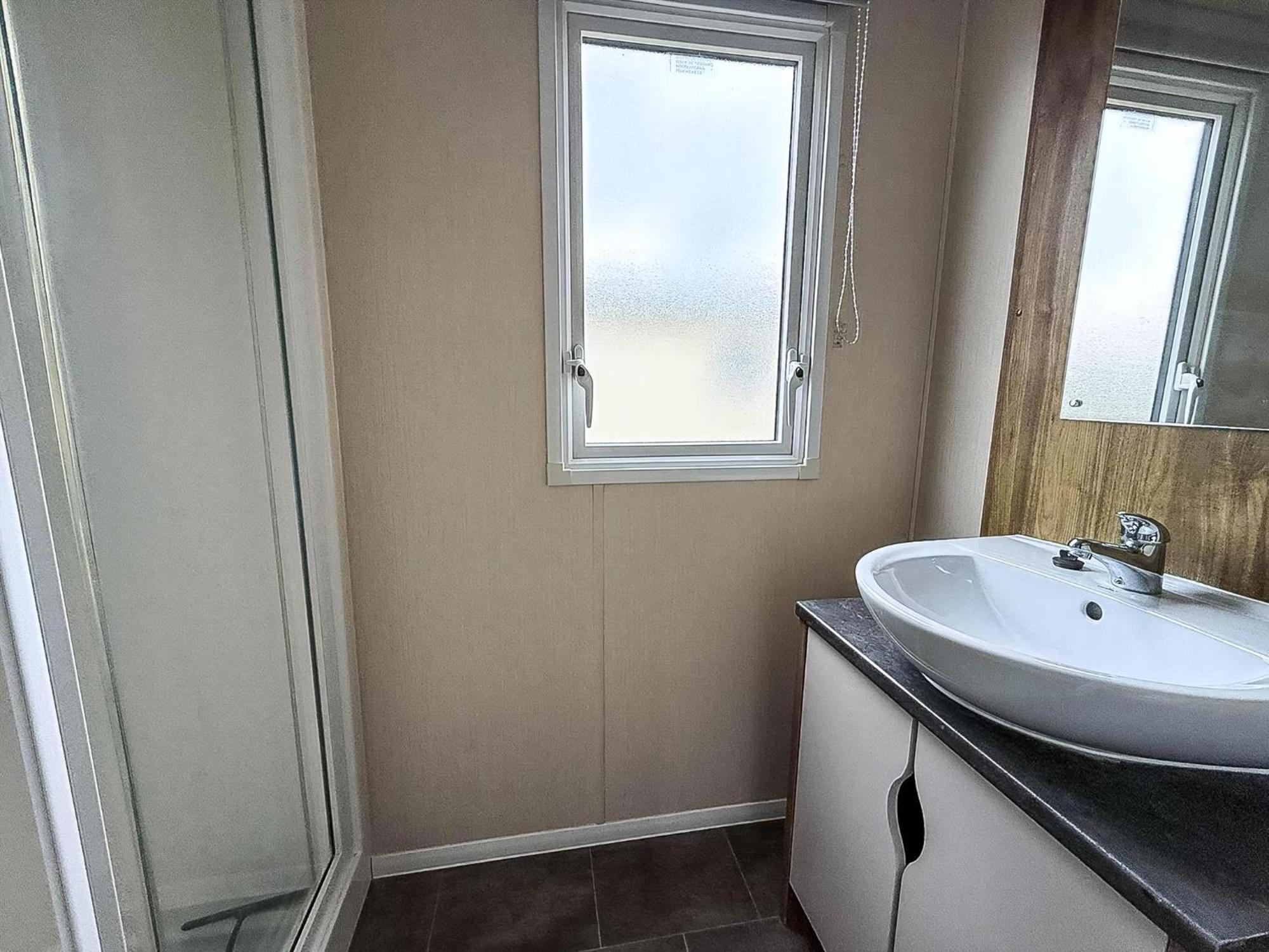 Caravan With Free Unlimited Wi-fi In Scratby, Norfolk Ref 50071d Camping