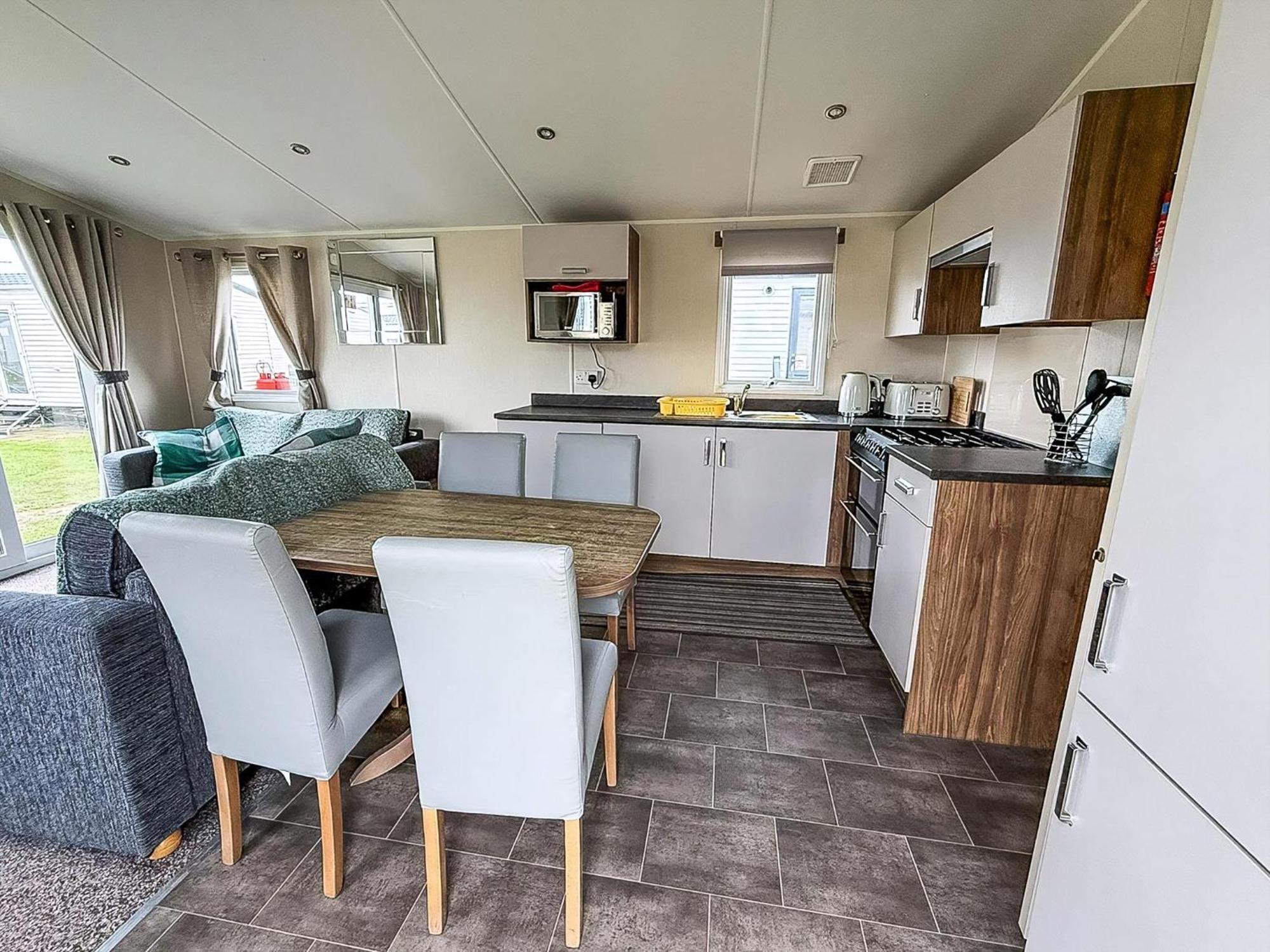 Camping Caravan With Free Unlimited Wi-fi In Scratby, Norfolk Ref 50071d *